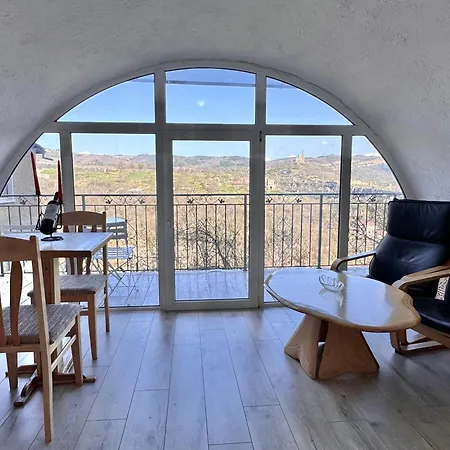 Happy Place Apartment